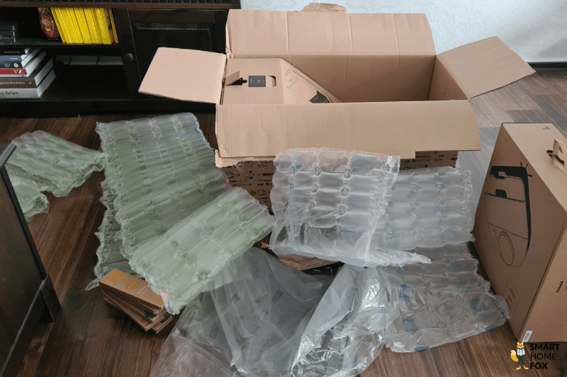 Der gesamte Plastikmüll beim Lieferumfang des Vorwerk Kobold VR7 ist zu sehen.
